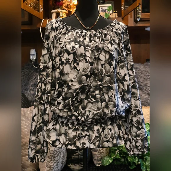 Michael Kors Floral Black and White Ruched Cold Shoulder Top - Picture 10 of 12